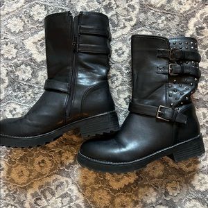 Women’s black boots. Size 9.
